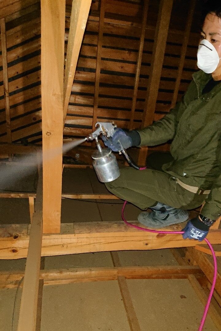 天井裏の殺菌消毒作業